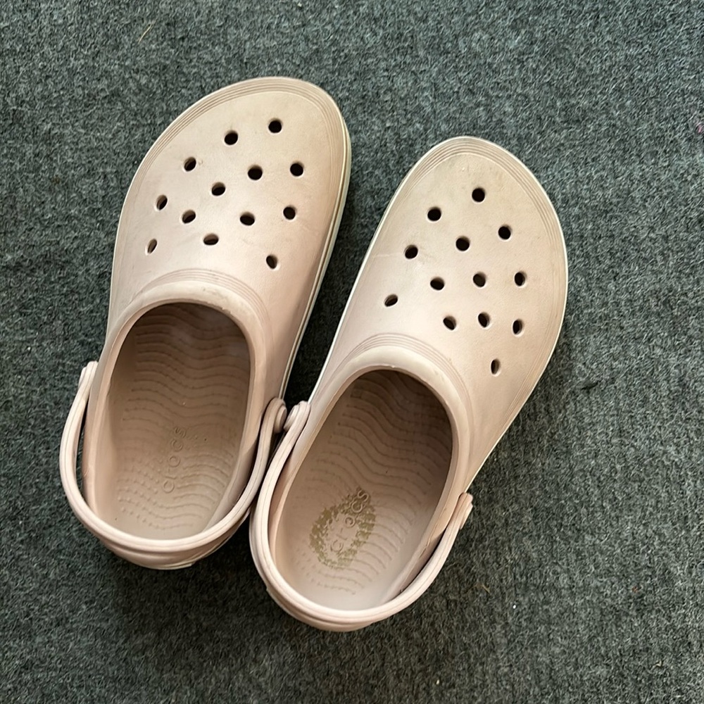Crocs off court clog